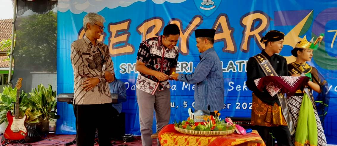 “Masuk Sekolah Lagi”, Hamenang Disambut Hangat Guru Dan Siswa SMPN 6 Klaten.