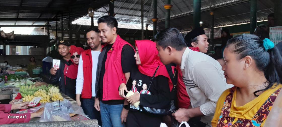 Calon Bupati Nomor Urut 3, Hamenang-Benny Jadi “Rebutan” Dipasar.